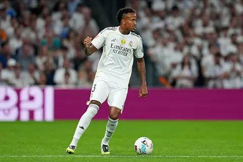 عودة ميليتاو… تعزيز جديد لدفاع ريال مدريد تحت قيادة تشابي ألونسو